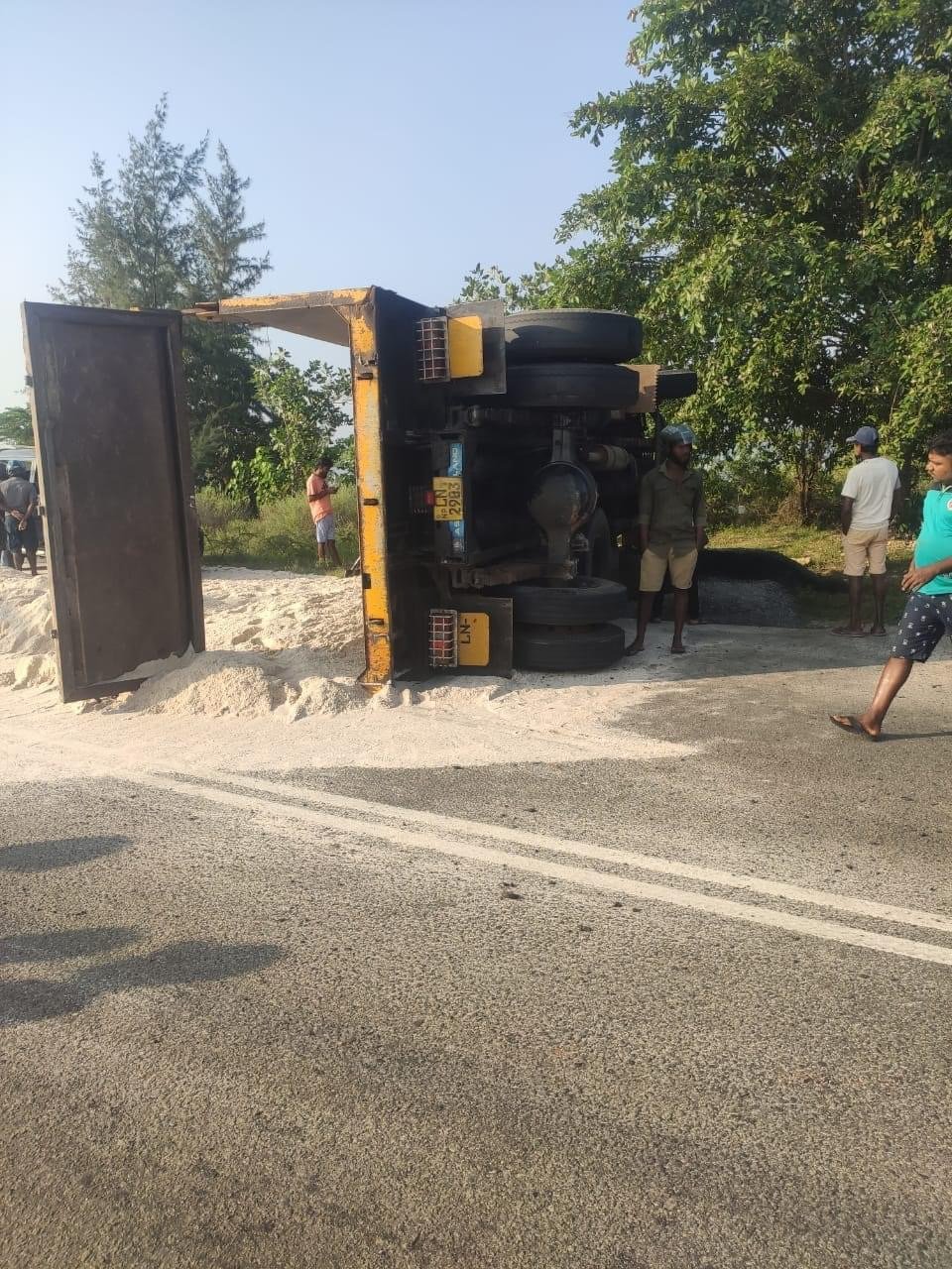 யாழில் இன்று காலை டிப்பர் வாகனம் மீது துப்பாக்கிச் சூடு!! தலை கீழாக கவிழ்ந்தது!! Video